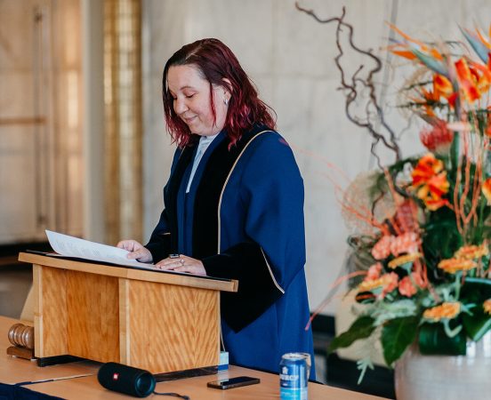 Timna is ook trouwambtenaar en ceremoniespreker
